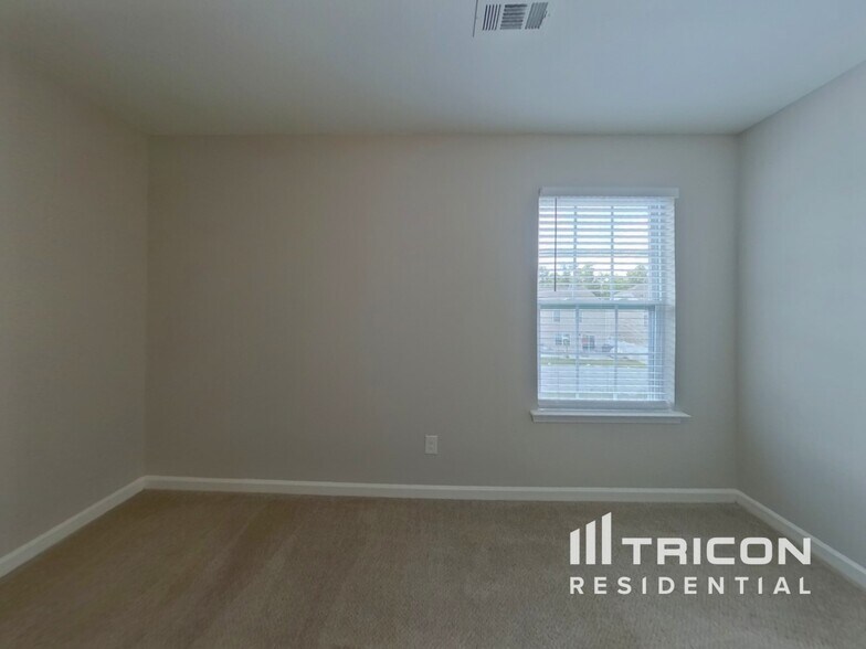 Building Photo - 7027 Palatine Ln