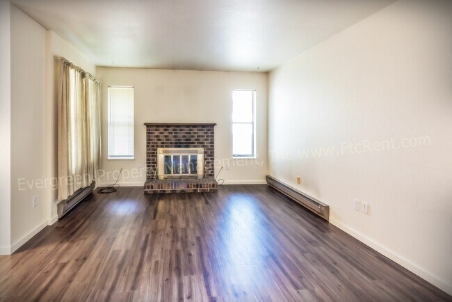 Building Photo - 904-906 Camelot Ct.