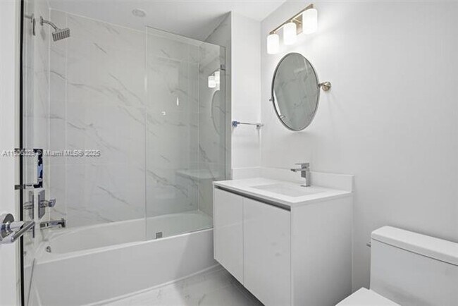 Building Photo - 700 NE 24th St