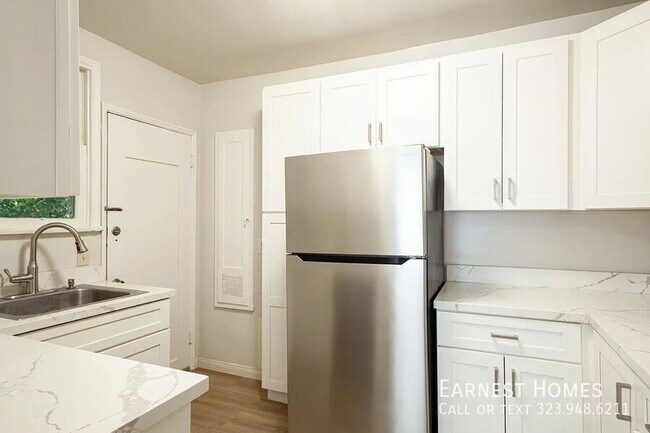 Building Photo - 127 N Doheny Dr