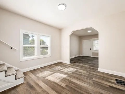 Building Photo - 154 N Central Ave