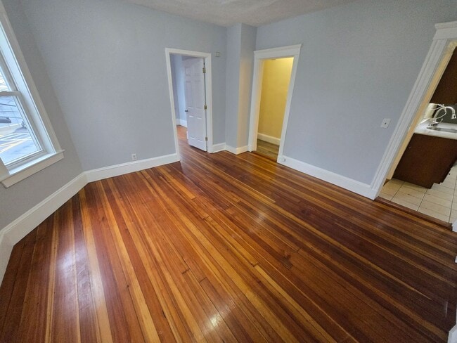 Building Photo - Spacious and Bright 3Bd 1 Bath Available f...