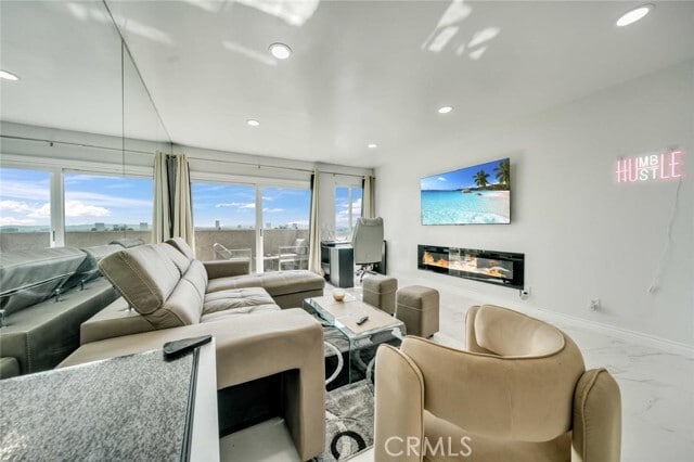 Primary Photo - 8400 De Longpre Ave