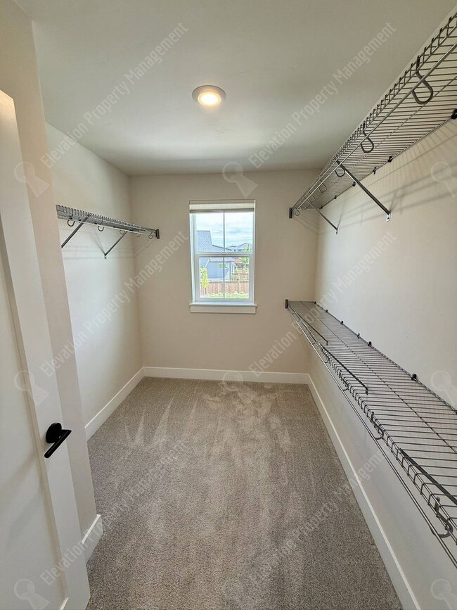 Building Photo - Fantastic 3 BR in Petrosa with mountain views and tons of amenities!