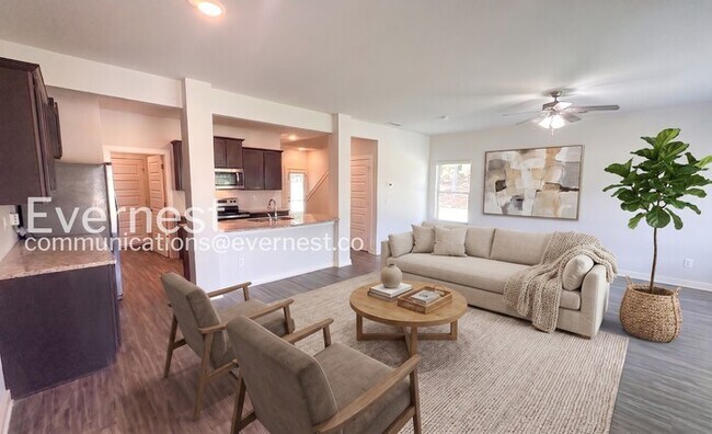 Building Photo - 4 Bed, 3 Bath Home with Garage / Pet-Friendly / Available Now!