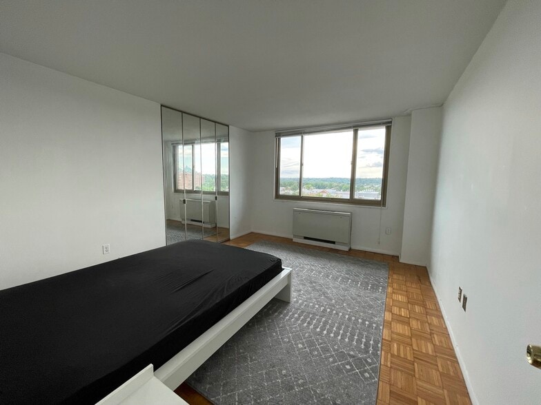 Extra spacious Bedroom with plenty sunlight - 1 E University Pky