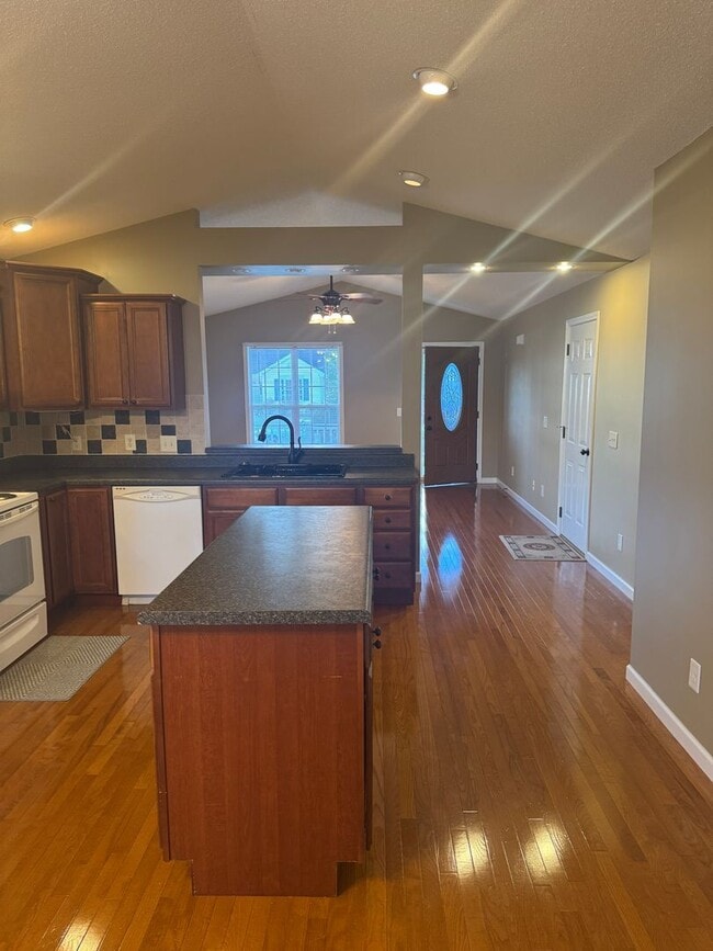 Building Photo - Charming one level home in a wonderful Bri...