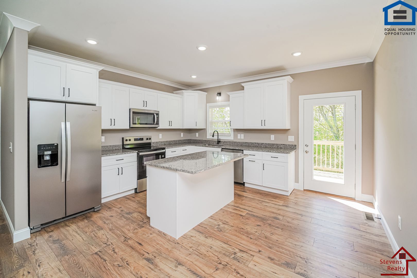 Building Photo - 165 Lakeshire Dr