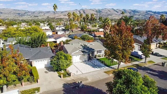 Building Photo - 1718 Vista Glen Dr