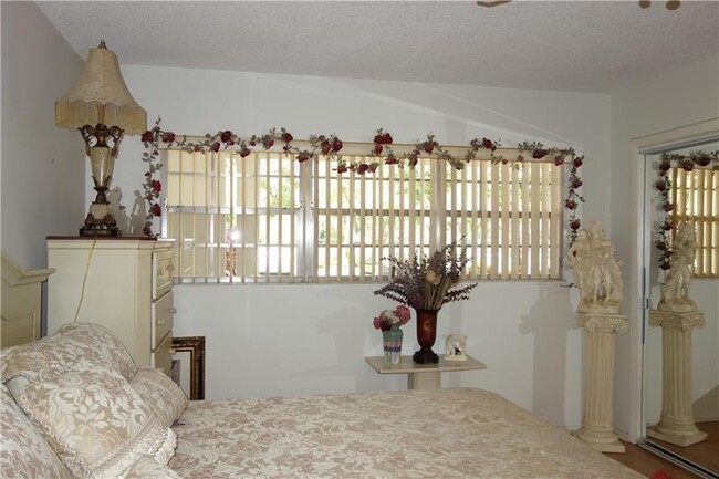 Building Photo - 2901 S Palm Aire Dr