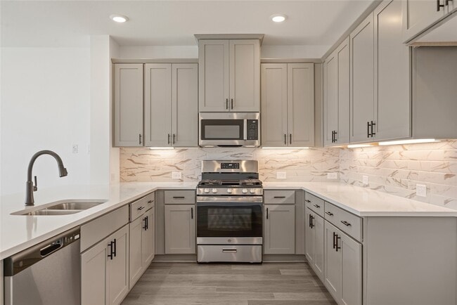 Building Photo - 9609 Dahlia Blvd