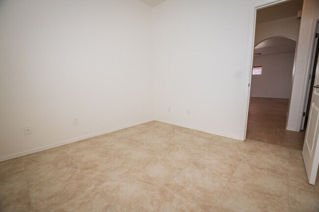 Building Photo - Charming 4 Bedroom, 3 Bath Home, with 2 Ca...