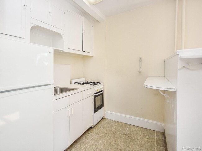 Building Photo - 270 8th Ave