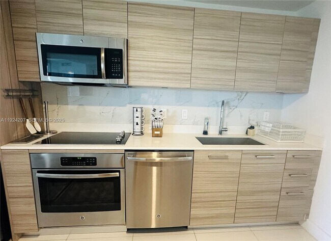 Building Photo - 121 NE 34th St