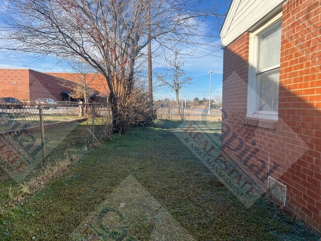 Building Photo - Cozy 2 Bedroom