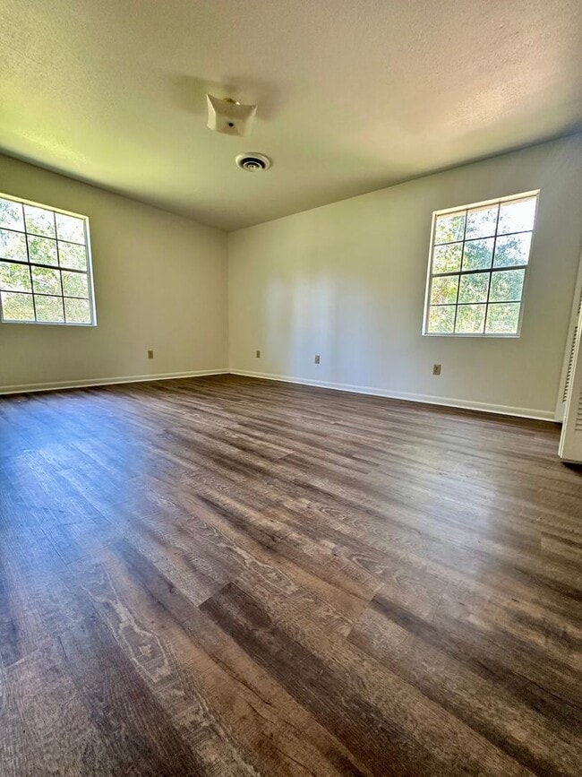 Building Photo - Very Spacious Home in North East Jackson!