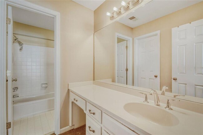 Building Photo - 1111 Lake Washington Dr NW