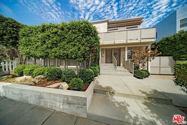 Building Photo - 726 W 37th St