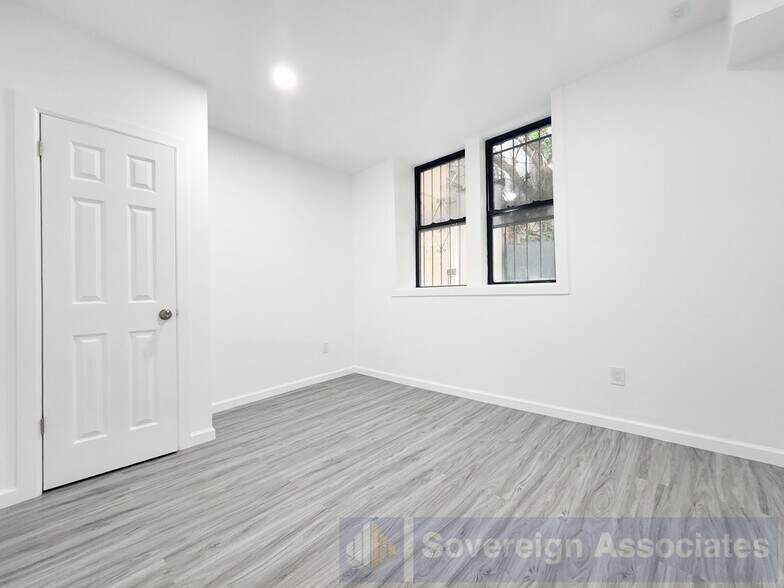 Building Photo - 112 Nagle Ave