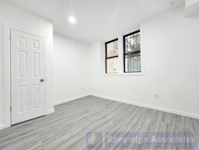 Building Photo - 112 Nagle Ave