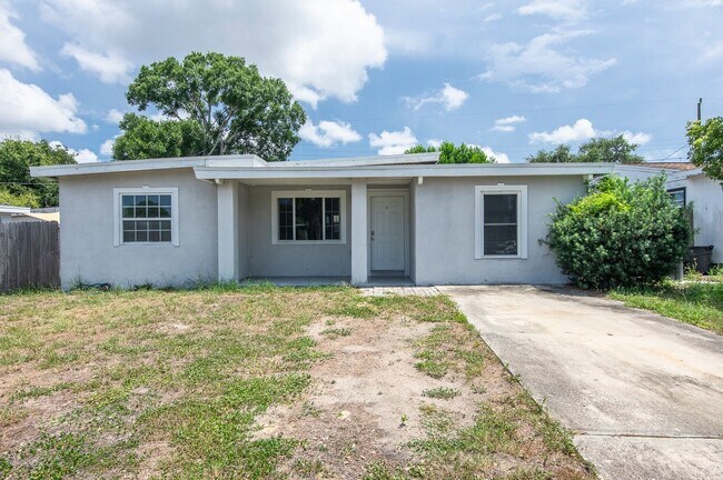 Building Photo - Charming & Rare 4-Bedroom Home in Saint Petersburg!