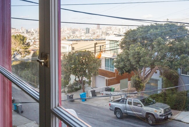 Building Photo - Collingwood Street - 450-452