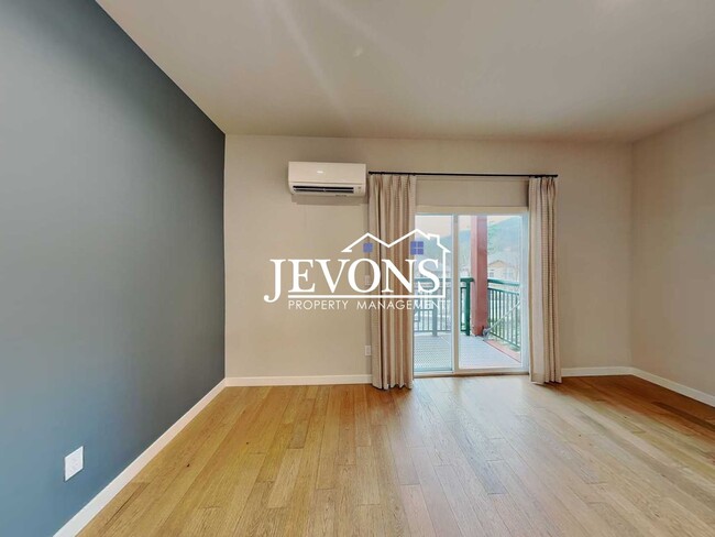 Building Photo - Coming soon! Modern Townhome Living in Prime Issaquah Location