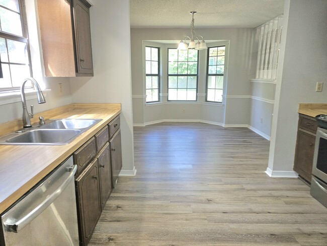 Building Photo - 9420 Burnt Tree Dr