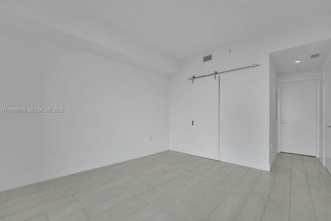 Building Photo - 2000 Metropica Wy