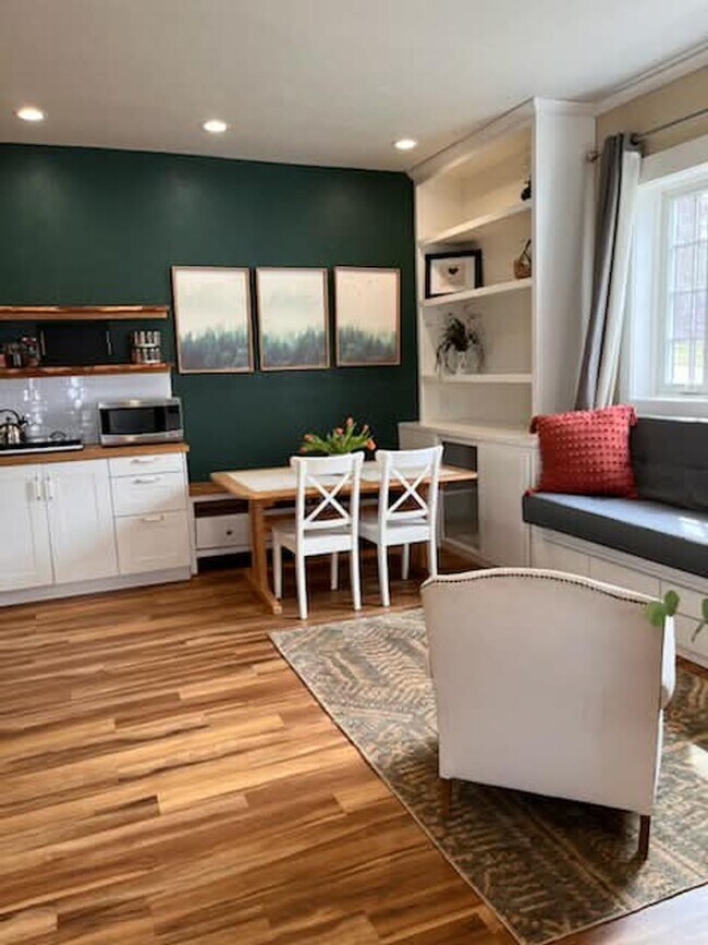 Building Photo - Fully Furnished House plus Mother-in-law suite - Lake Views & Access - Winter Rental Only