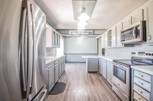 Building Photo - Charming home with updates!