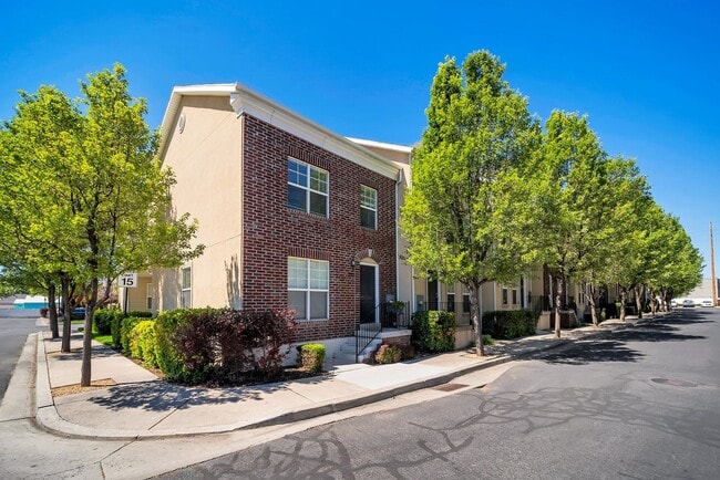 Building Photo - Awesome Townhome in Iverness Square in Murray