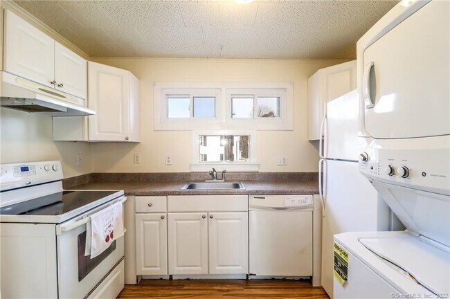 Building Photo - 24 Elm St