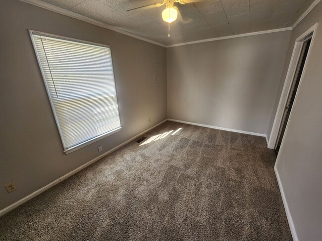 Building Photo - 1103 Main St