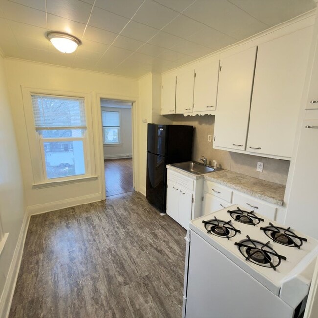 Building Photo - 641 Parkwood St NE