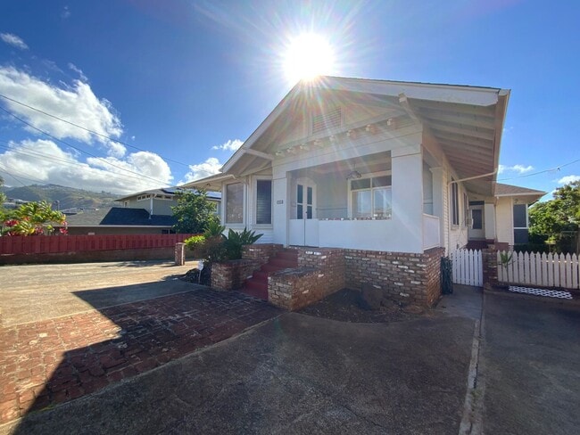 Building Photo - CHARMING SINGLE LEVEL KAIMUKI HOME