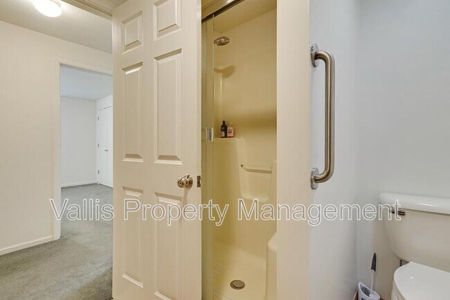 Building Photo - 3385 Camellia Dr S