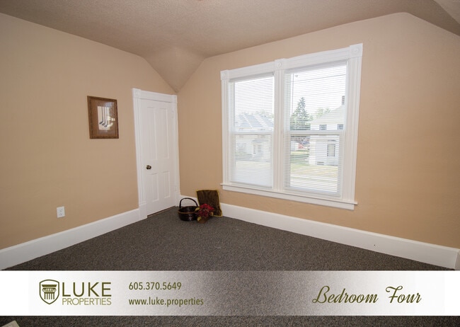 Building Photo - 203 S Summit Ave