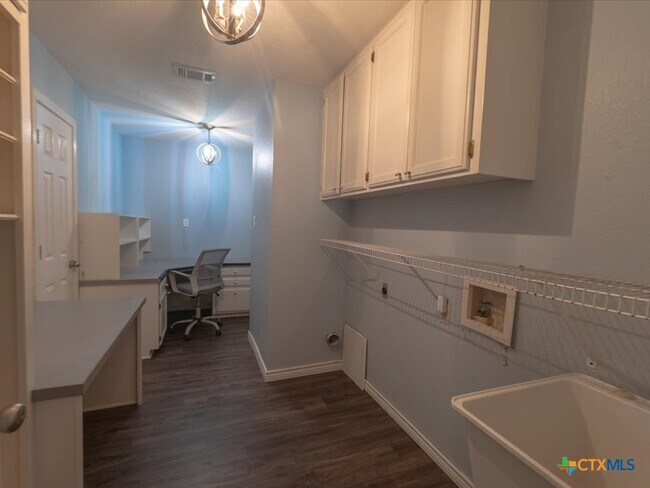 Building Photo - 300 Las Plumas Dr