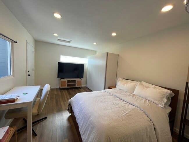 Building Photo - 1075 Redondo Ave