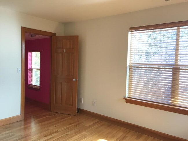 Building Photo - 3911 NE 9th Ave