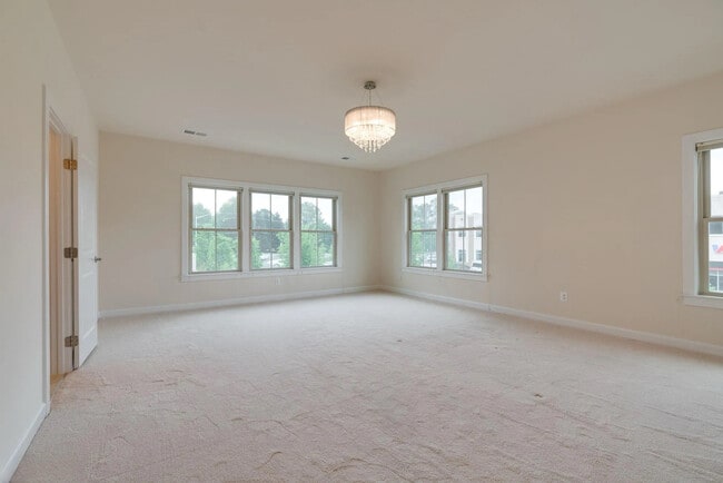 Building Photo - 7200 Holywell Ln