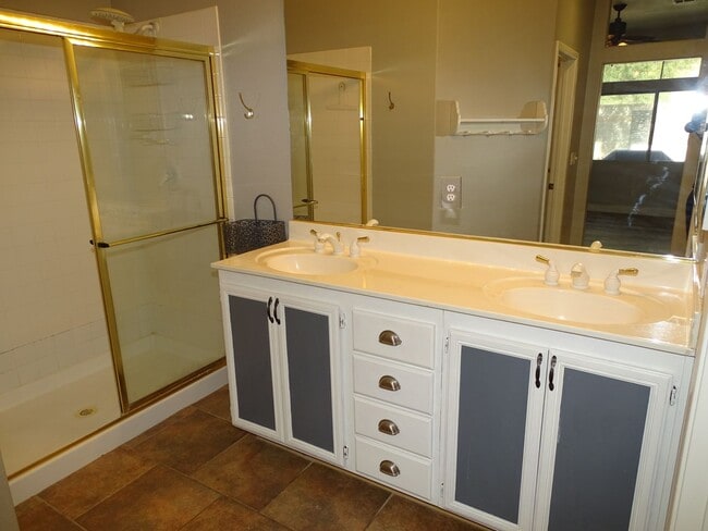 Building Photo - Beautiful One Story 2 Bedroom Townhome Wit...