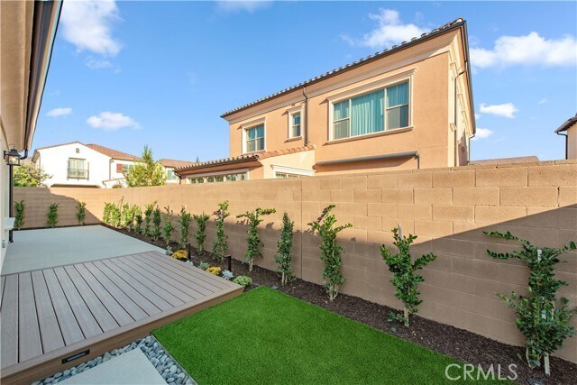 Building Photo - 150 Somera