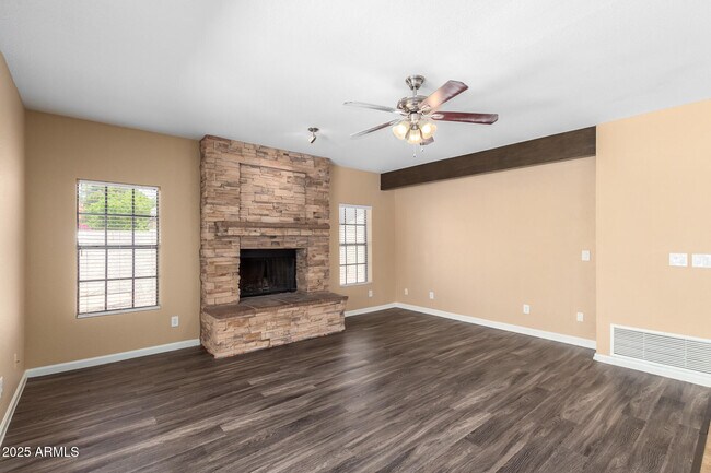 Building Photo - 6121 E Saddleback St