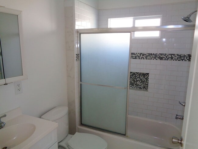 Building Photo - 2 Bedroom 1 Bath Remodeled House for Rent ...