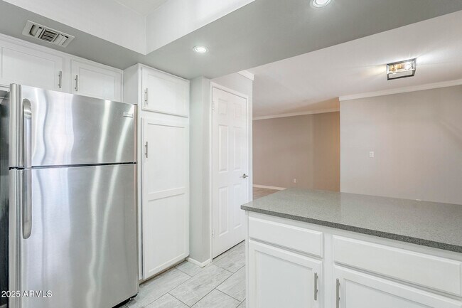 Building Photo - 4303 E Cactus Rd