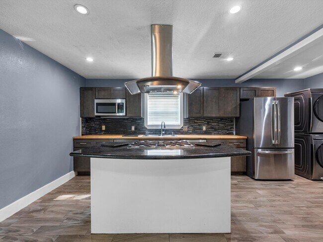 Building Photo - 3010 Glen Spring Dr