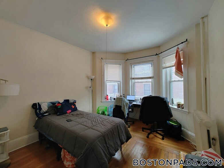 Building Photo - 463 Park Dr