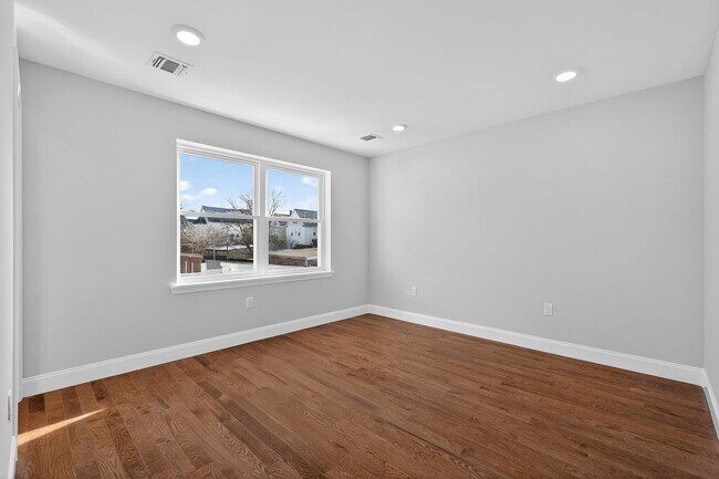 Building Photo - 40 E 5th St